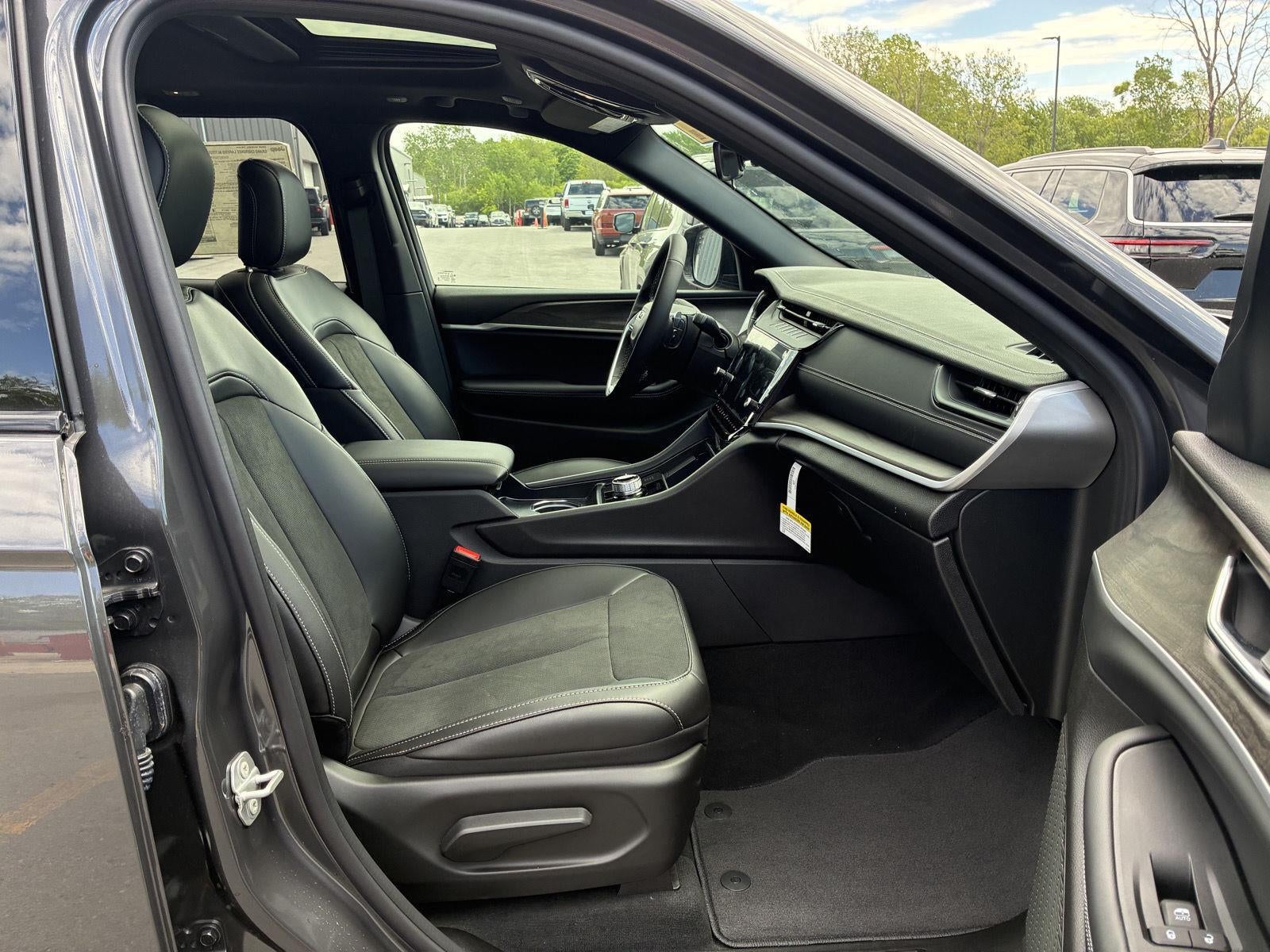 2026 Jeep Grand Cherokee Laredo Altitude