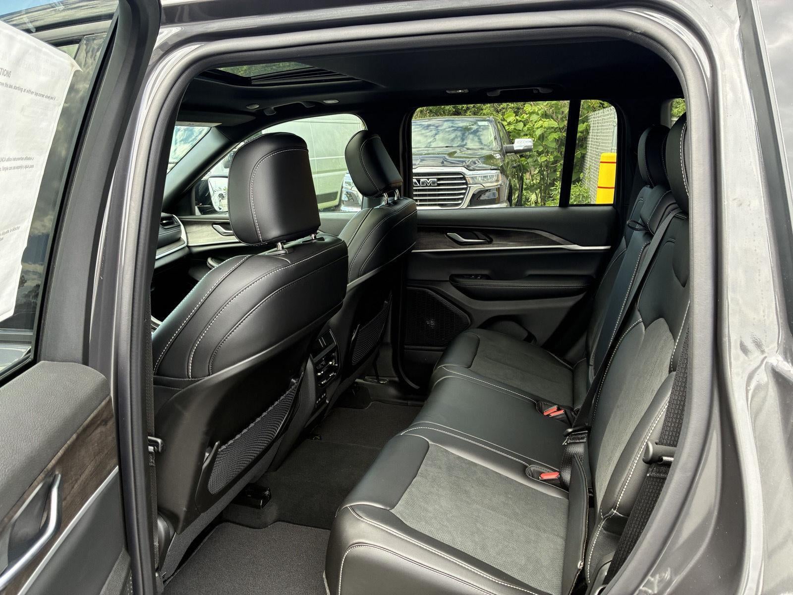 2026 Jeep Grand Cherokee Laredo Altitude