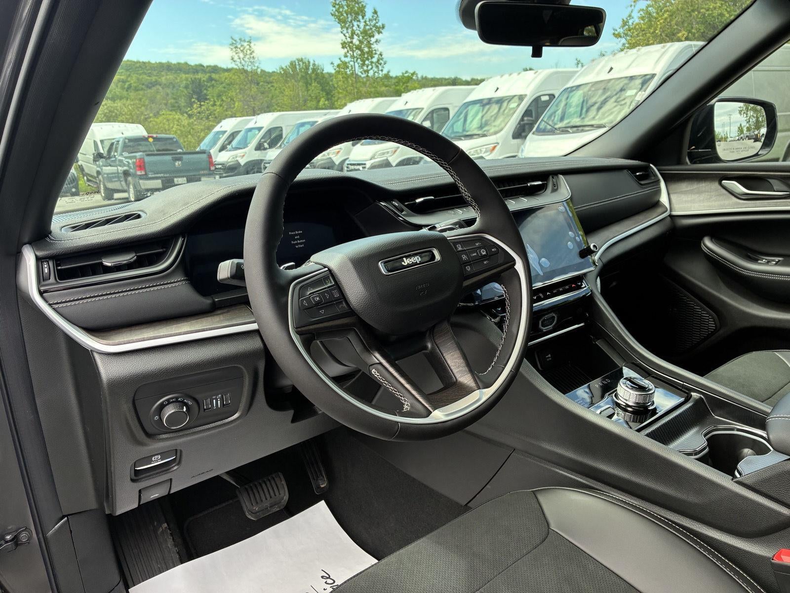 2026 Jeep Grand Cherokee Laredo Altitude