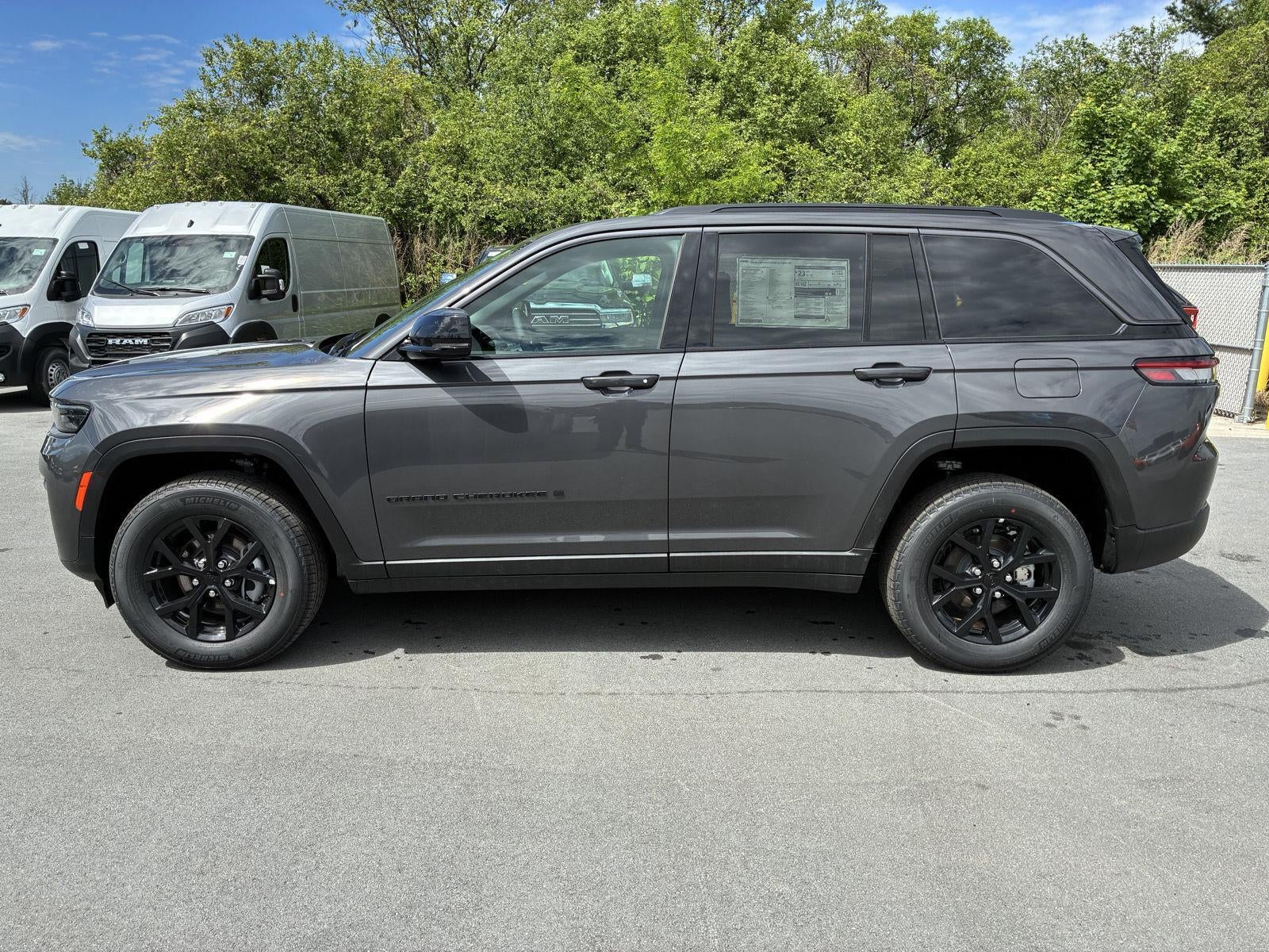 2026 Jeep Grand Cherokee Laredo Altitude
