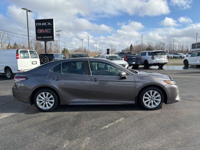 2018 Toyota Camry SE CARBRAVO!