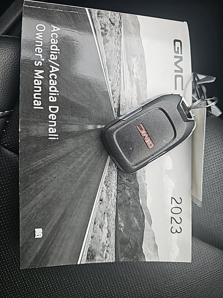 2023 GMC Acadia SLT Fresh Trade! Bose, Remote Start, Heated Seats, Pow