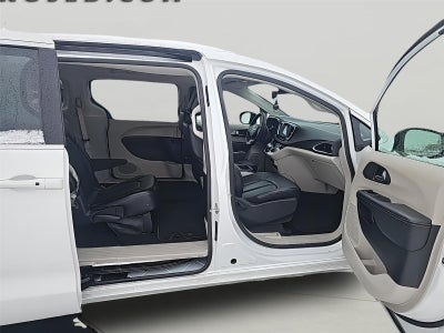 2024 Chrysler Pacifica Touring L Fresh Trade! Remote Start, Power Rear Doors, Power