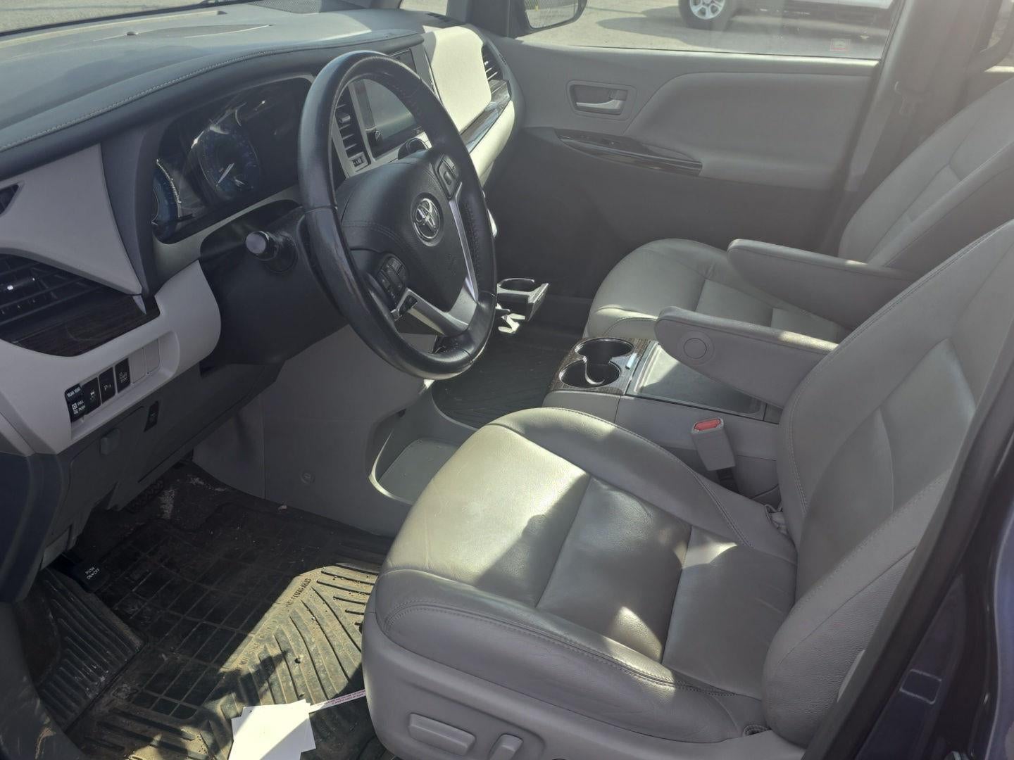 2016 Toyota SIENNA XLE 3.5L XLE 7-Passenger