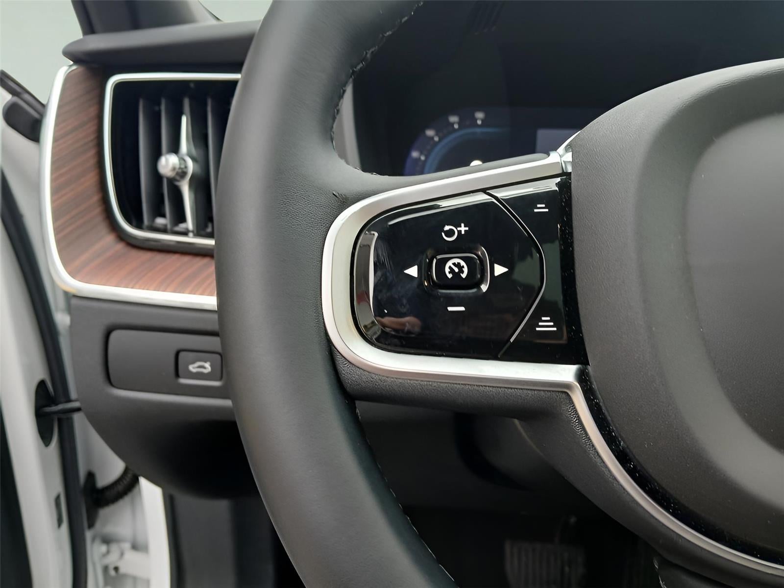 2025 Volvo XC60 Plus