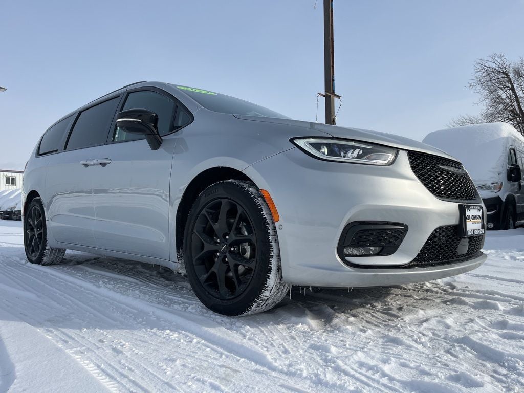2024 Chrysler Pacifica Touring L S APPERANCE PACKAGE