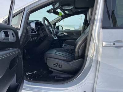 2024 Chrysler Pacifica Touring L S APPERANCE PACKAGE