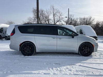 2024 Chrysler Pacifica Touring L S APPERANCE PACKAGE