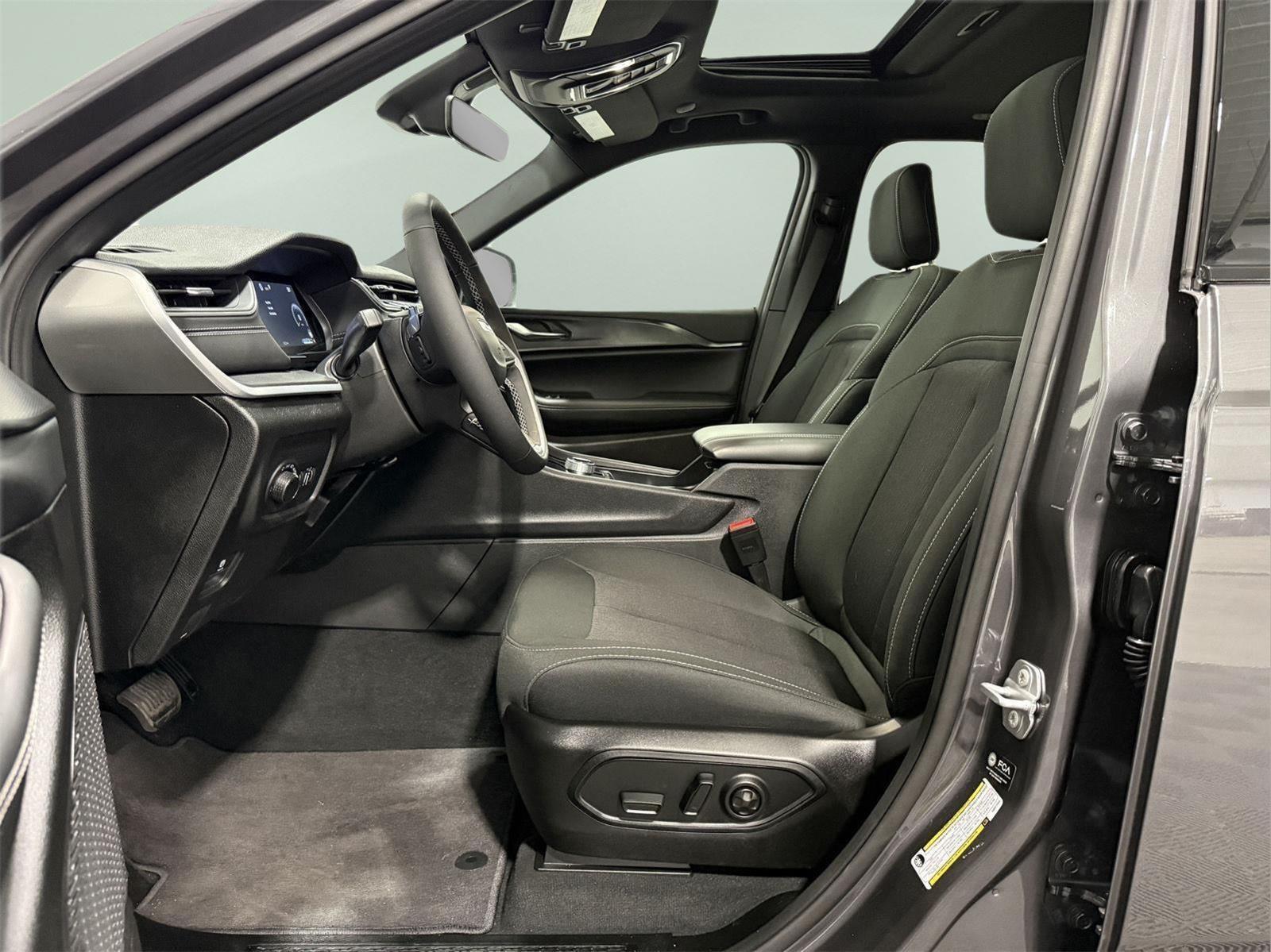 2025 Jeep Grand Cherokee GRAND CHEROKEE LAREDO X 4X4