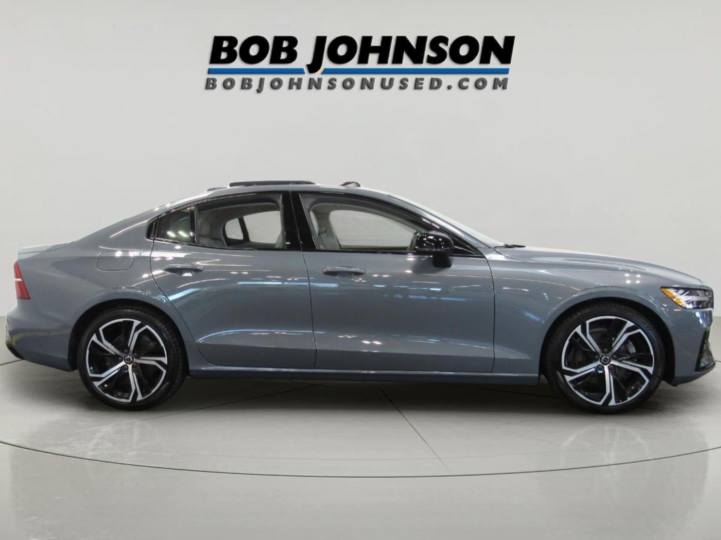 2023 Volvo S60 B5 Plus Dark Theme