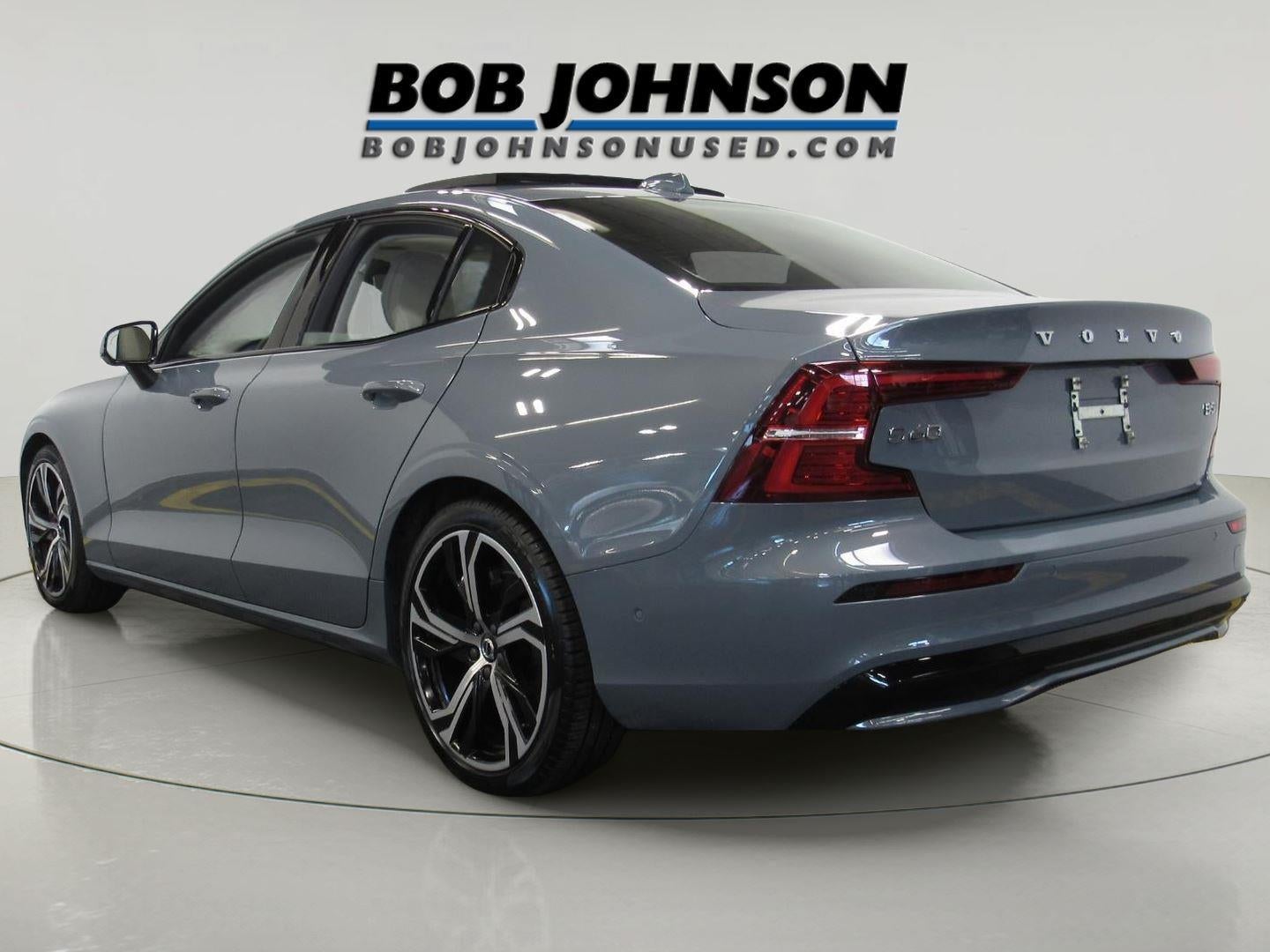 2023 Volvo S60 B5 Plus Dark Theme