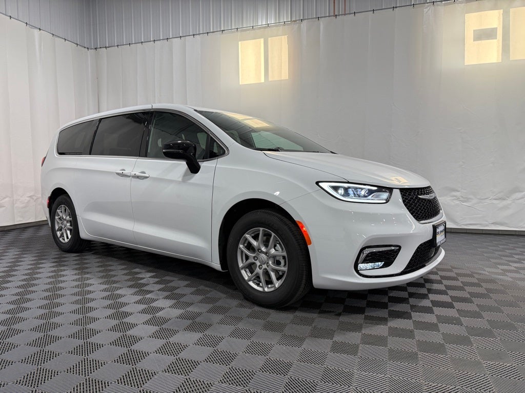 2026 Chrysler Pacifica Select's photo